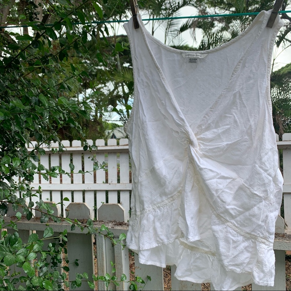 American Eagle white tank top 🤍